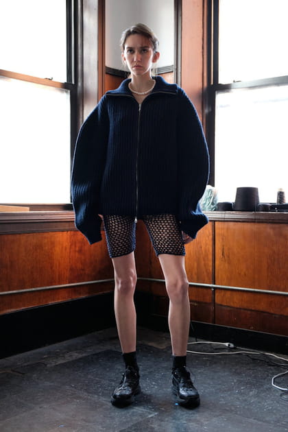 Cycliste en r&eacute;sille et gilet graphique aper&ccedil;us dans la collection Judy Turner