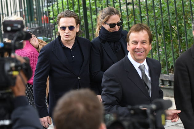 Beno&icirc;t Magimel et sa femme saluent les journalistes en chemin