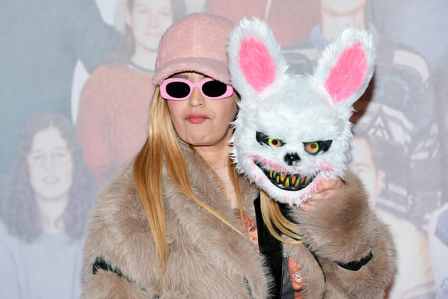 Quand Lââm fait le show avec un lapin en peluche à l'avant-première de "T'as pas changé"