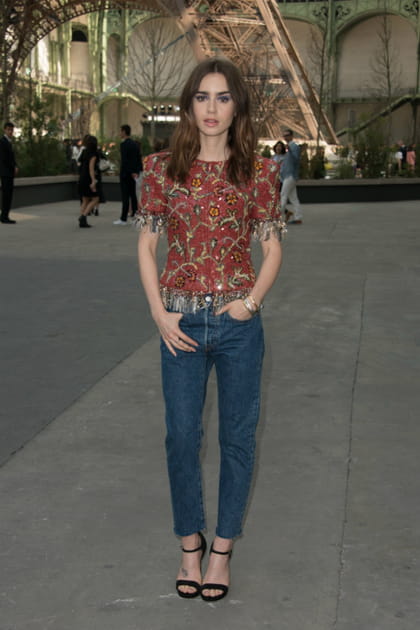 Lily Collins en top brod&eacute; et jean