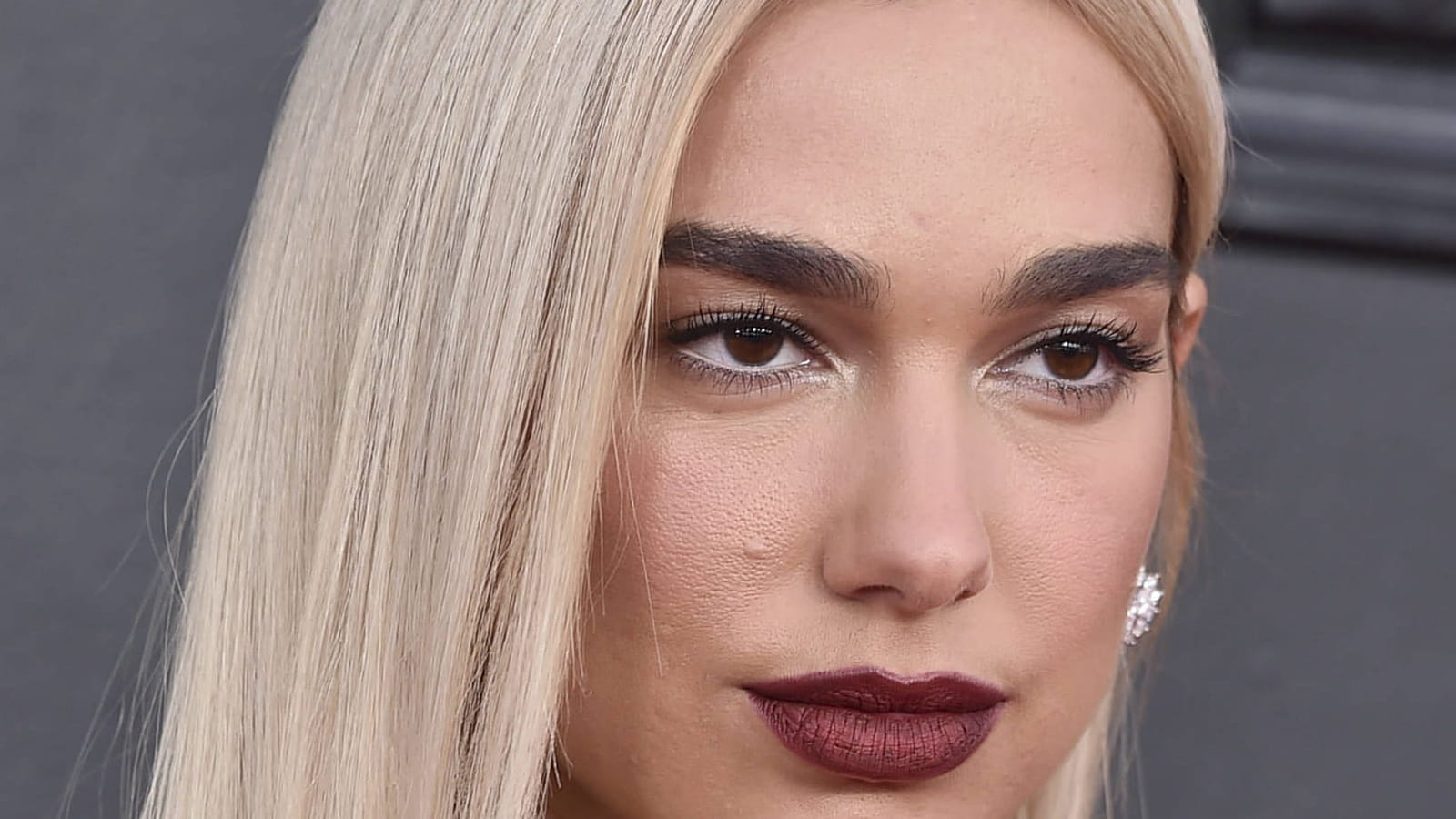 Dua Lipa et sa mise en beauté gothique