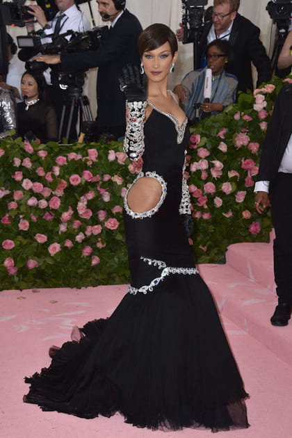Bella Hadid en robe noire ajourée Moschino