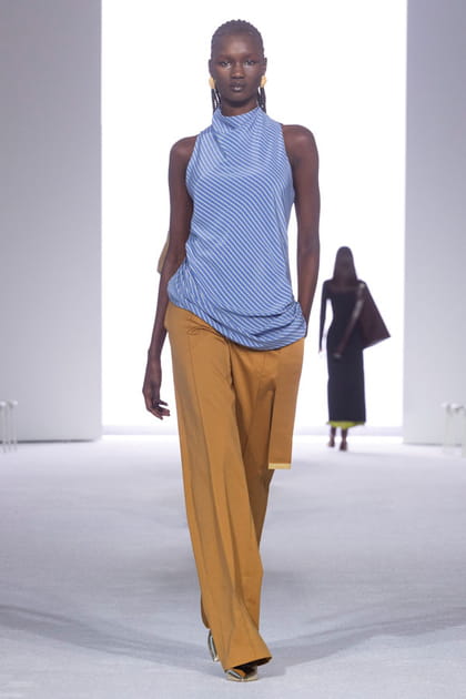 Top sans manches bleu et pantalon moutarde&nbsp;aper&ccedil;us sur le d&eacute;fil&eacute; Brandon Maxwell