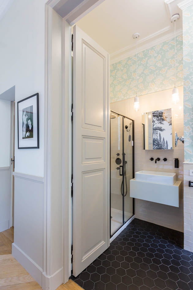 Une salle d eau cachée derrière une double porte