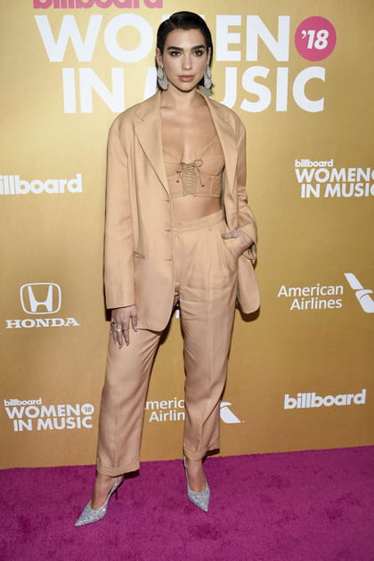 Dua Lipa en total look beige et crop top