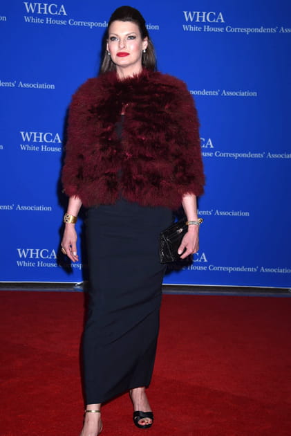 Linda Evangelista en robe longue noire et veste en fausse fourrure