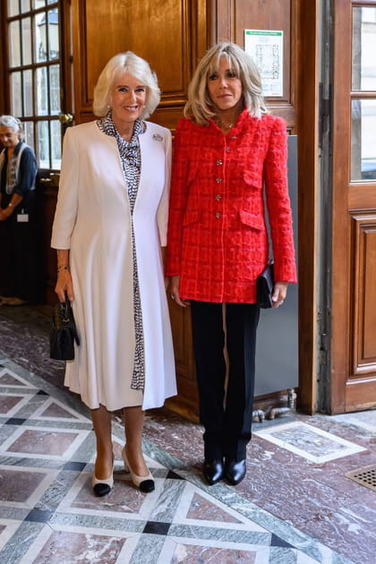Brigitte Macron en veste de tweed rouge et pantalon noir
