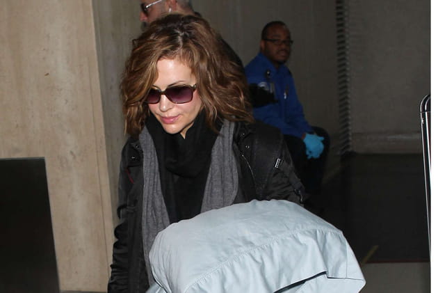 Alyssa Milano ne voyage pas sans son oreiller (magique ?)