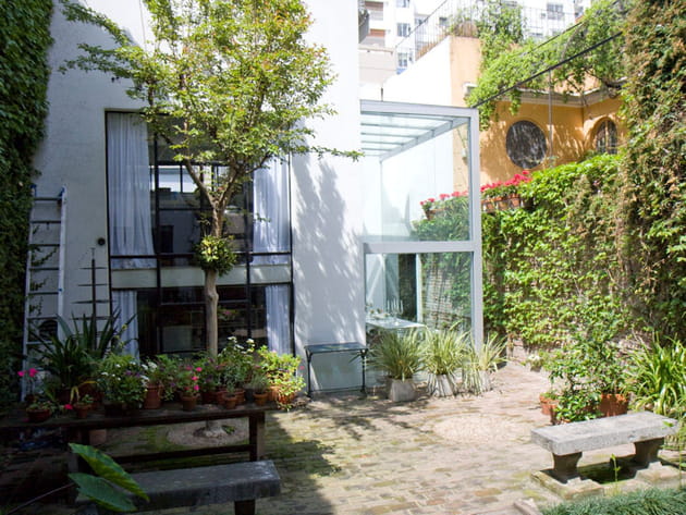 Un jardin de ville dans une cour verdoyante