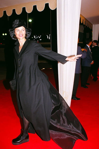 Charlotte Rampling en long manteau noir