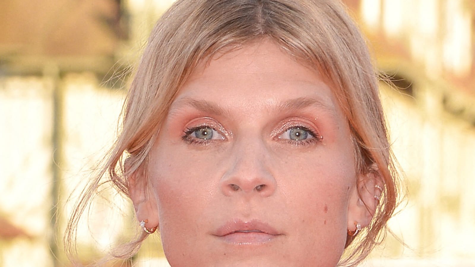 Le look corail de Clémence Poésy