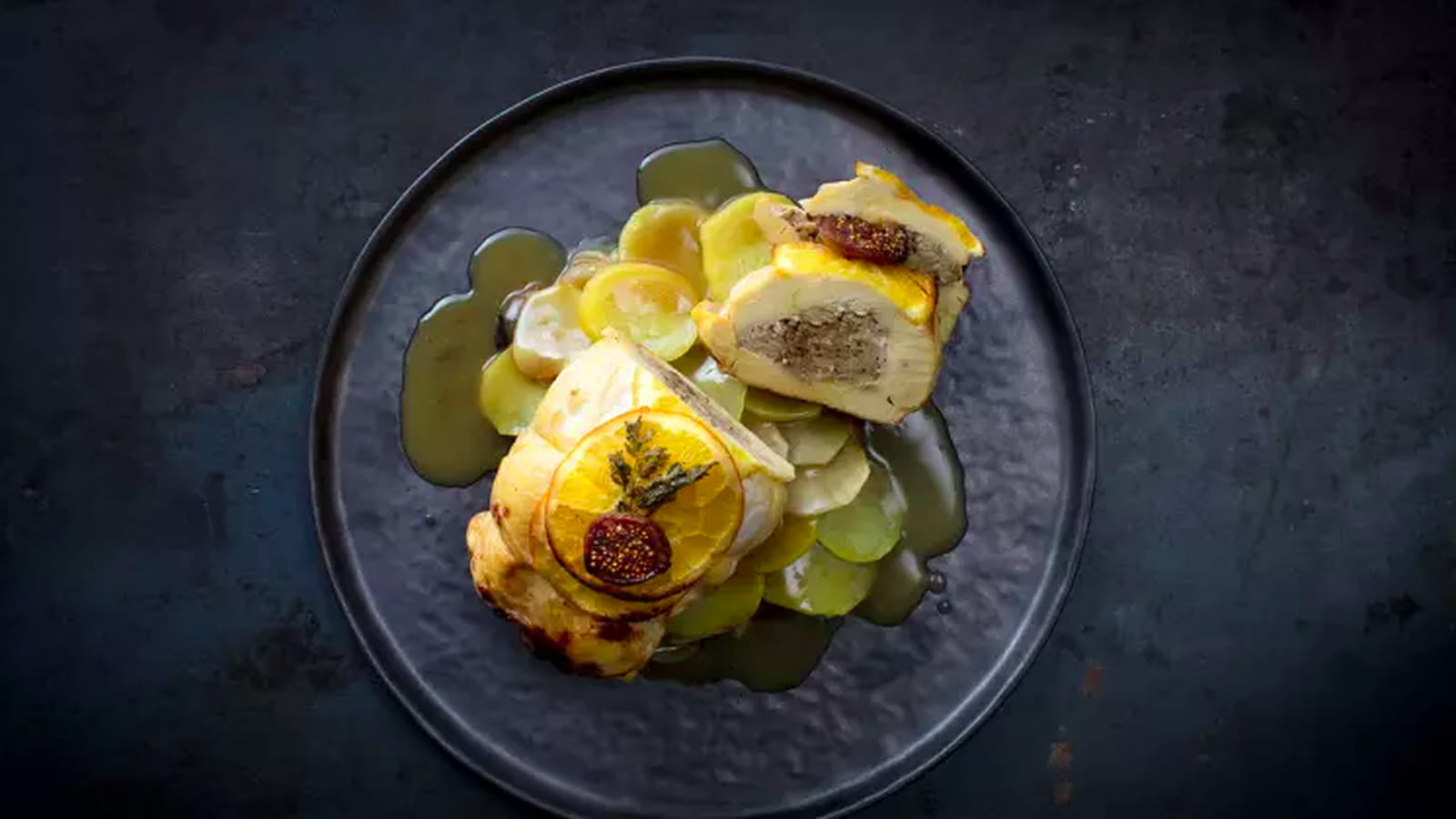 Rôti de chapon, figues et foie gras, boulangère de topinambours au foie gras et pruneaux