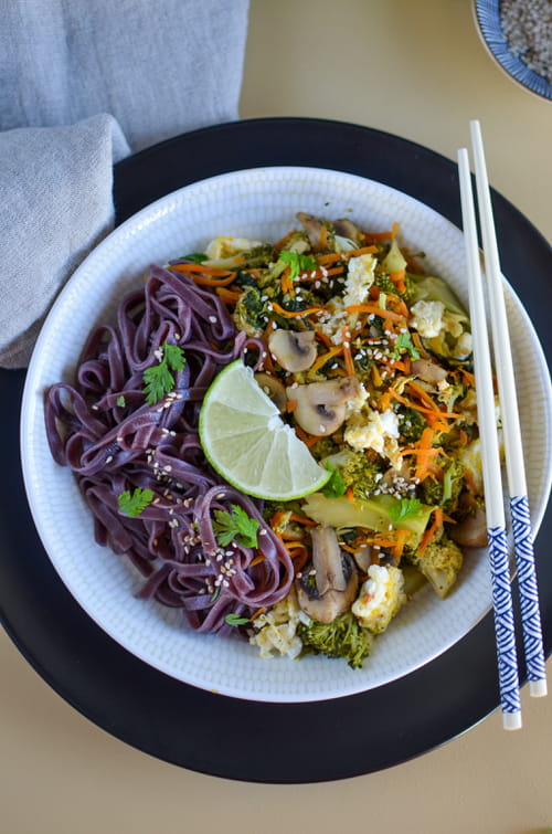 Wok thaï de légumes d'hiver et nouilles de riz noir