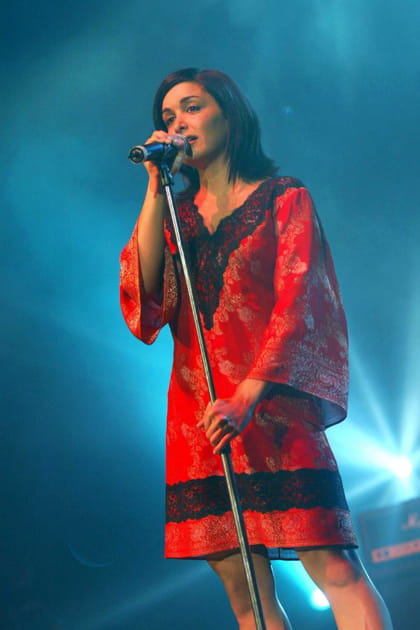 Jenifer en robe rouge à détails de dentelle
