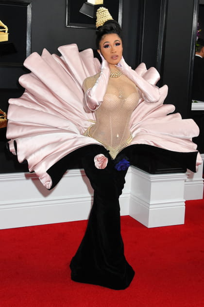 Cardi B en body nude pailleté et structure plissée rose pâle et bleu nuit Mugler de 1995