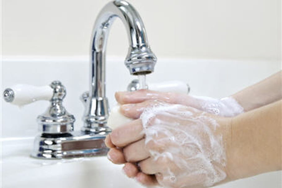 Se laver les mains : la meilleure barrière contre les infections hivernales