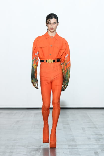 Chemise orange à manches imprimées et pantalon fuseau coordonné aperçus sur le défilé Maitrepierre