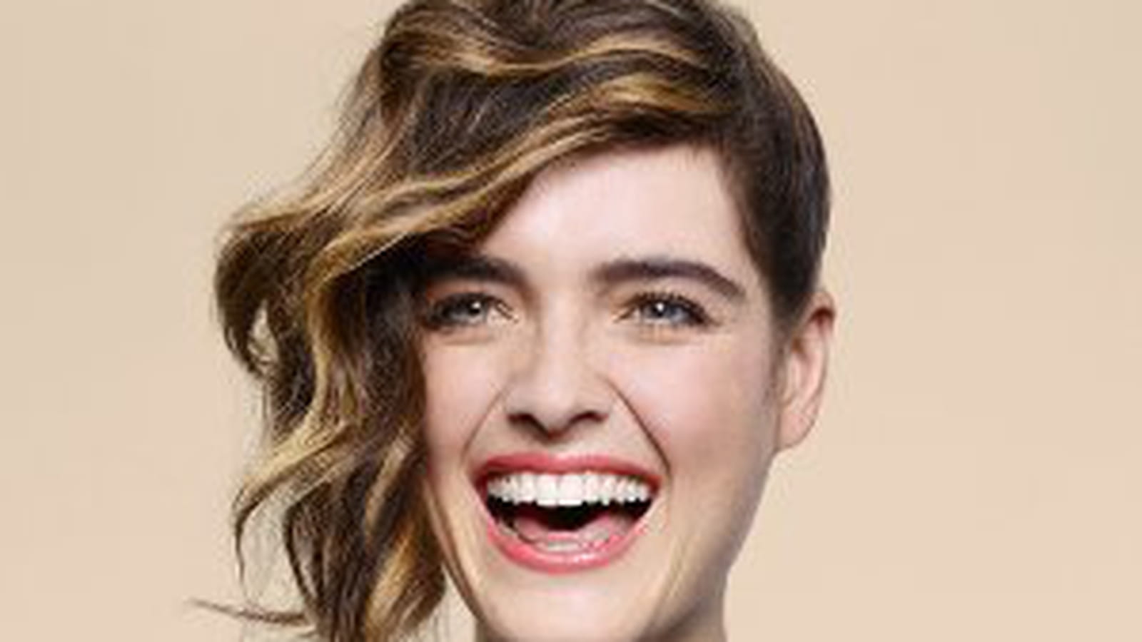 Le side-hair de Camille Albane