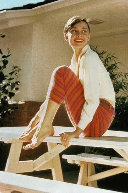 Audrey Hepburn en pantalon ray&eacute; orange et rose