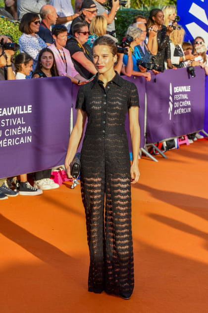 Rebecca Marder en robe longue noire ajour&eacute;e