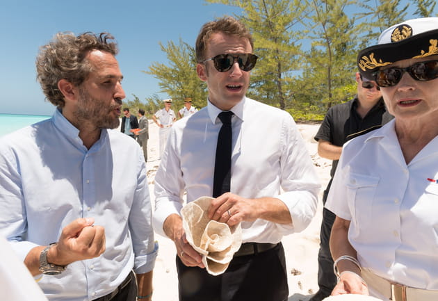 Mais que tient Emmanuel Macron dans les mains&nbsp;?