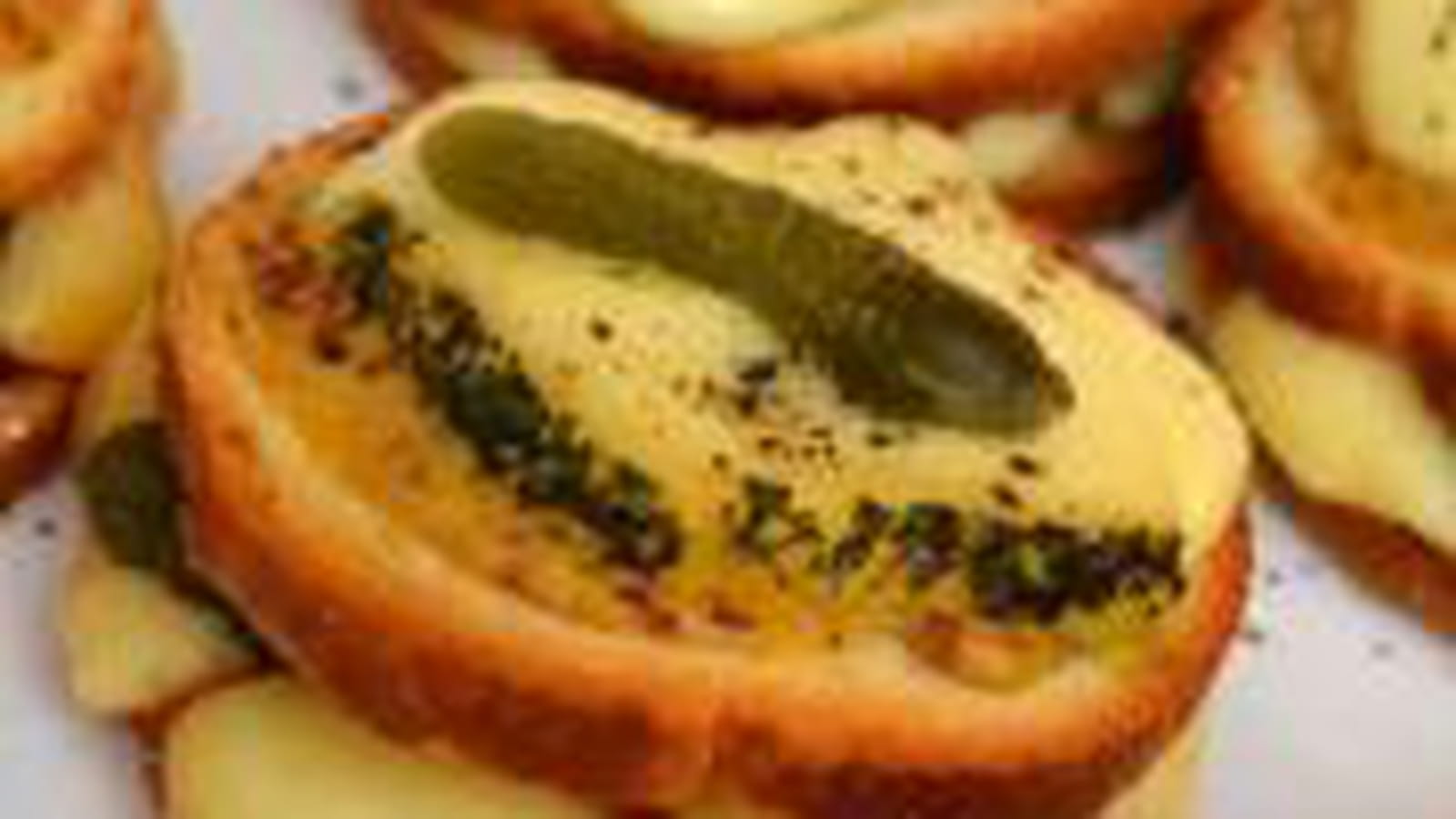 Petits croques à la raclette et moutarde à l'ancienne