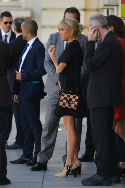 Brigitte Macron en robe noire &agrave; volants