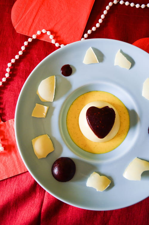 Panna cotta vanillé, coeur de framboises sous dôme au chocolat blanc