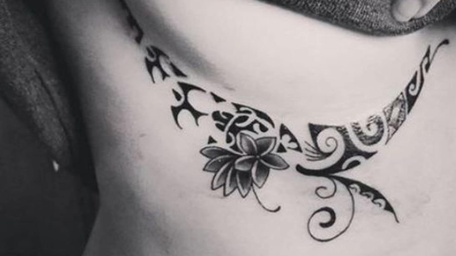 Tatouage maori sous le sein