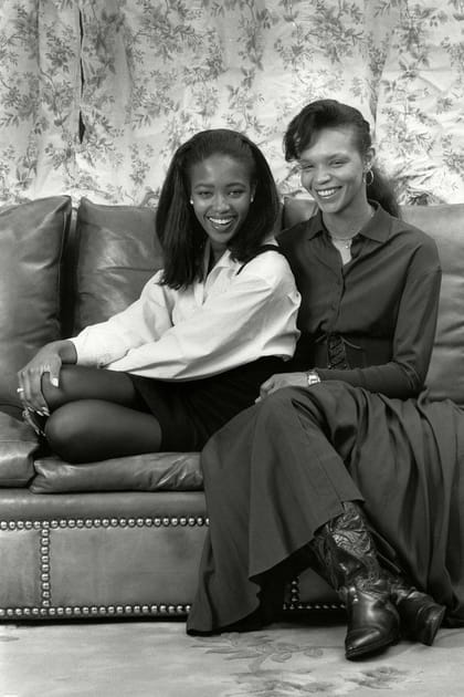 Naomi Campbell en chemisier blanc et jupe noire