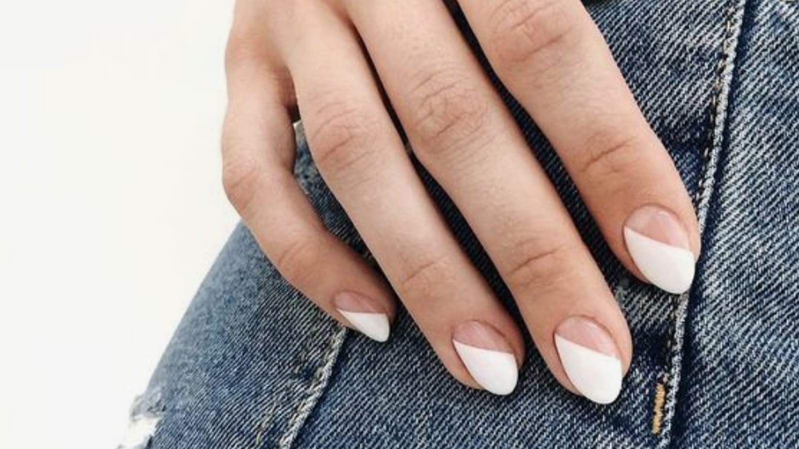 Des ongles à moitié blancs