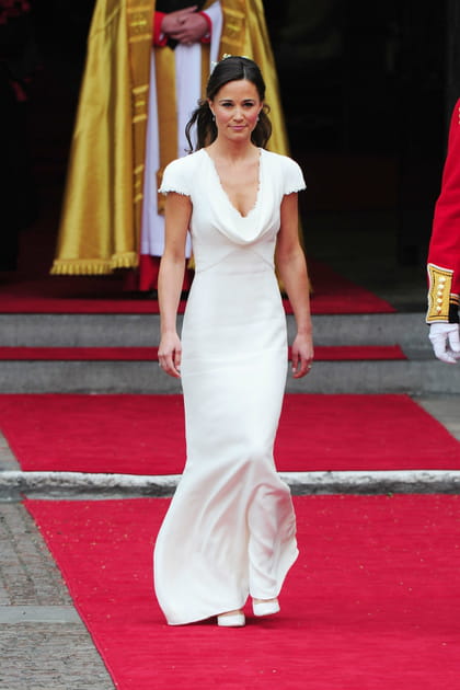 Pippa Middleton en longue robe blanche à manches courtes