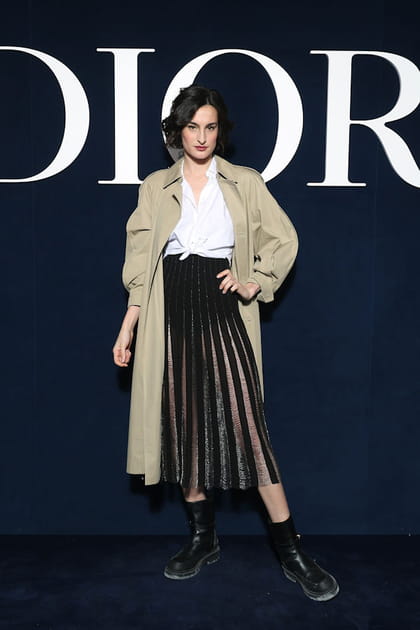 Nine d'Urso en trench et jupe mi-longue transparente &agrave; plis au d&eacute;fil&eacute; Dior