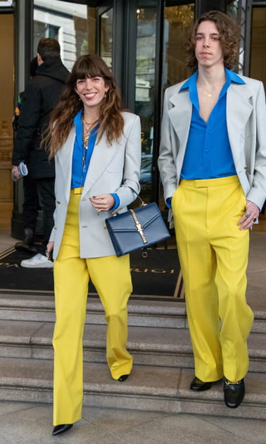Lou Doillon en pantalon jaune et chemise bleue