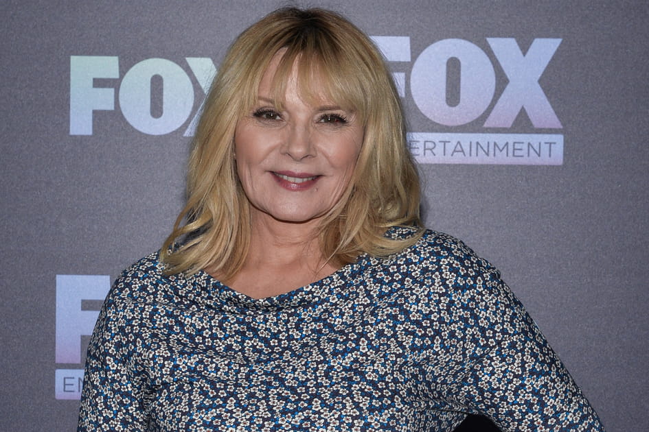 Le carr&eacute; long &agrave; frange de Kim Cattrall