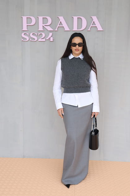 Rosalia en chemise blanche et jupe grise au d&eacute;fil&eacute; Prada printemps-&eacute;t&eacute; 2024