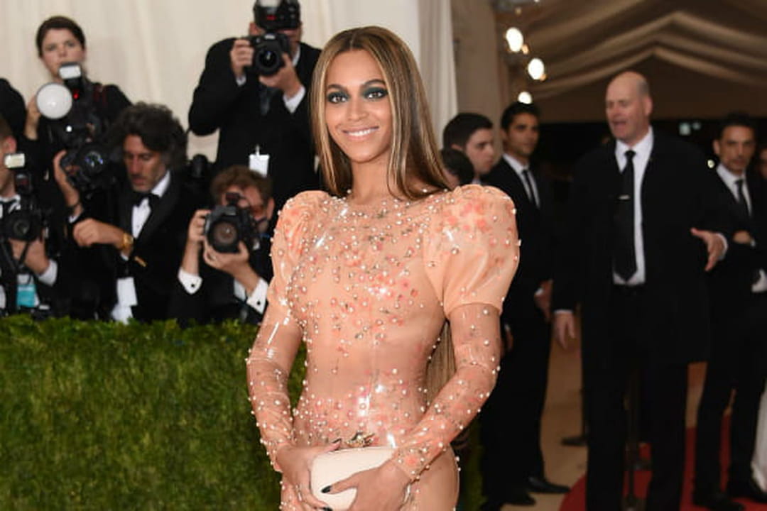Beyoncé en robe rose pâle à sequins