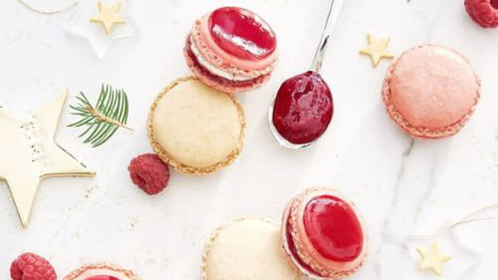 Ribambelle de macarons à la confiture Framboise Intense Bonne Maman
