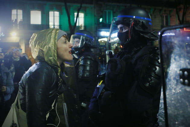 Une manifestante face à un CRS