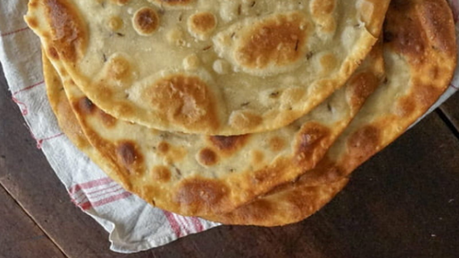 Pain plat frit au cumin et à l’ail
