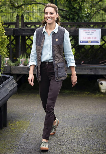 Kate Middleton en chemise et veste sans manches