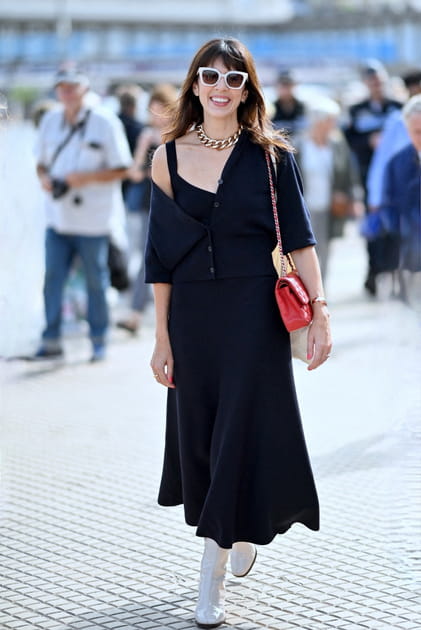 Nolwenn Leroy en robe noire à bretelles et bottes blanches