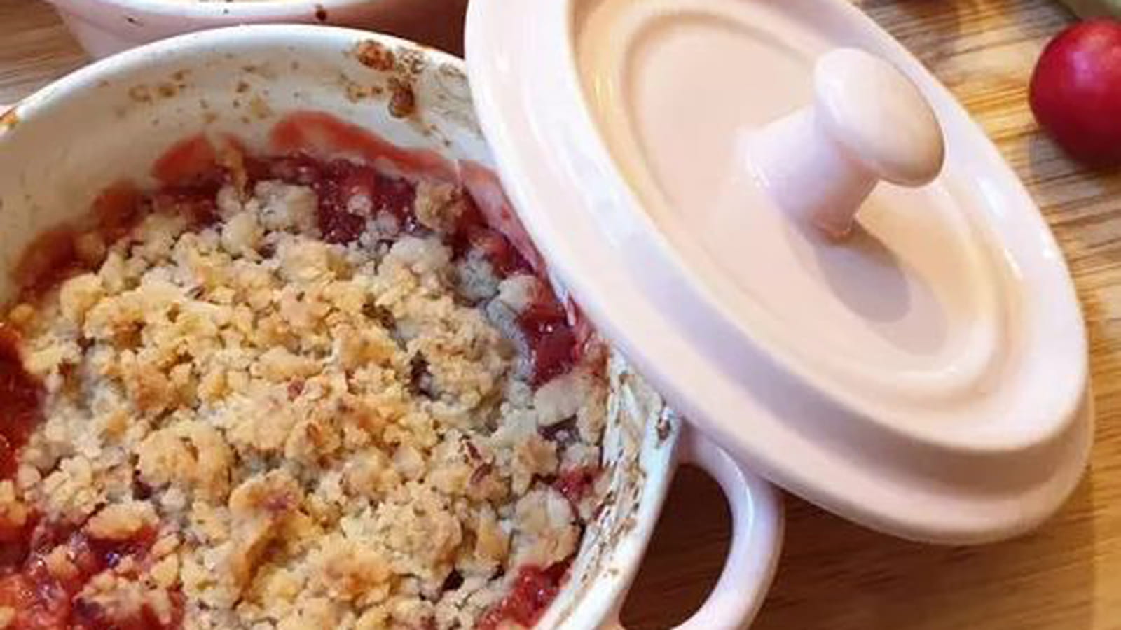 Crumble fraise rhubarbe cerise