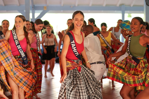 Miss Tahiti tout sourire en plein cours de b&egrave;l&egrave;