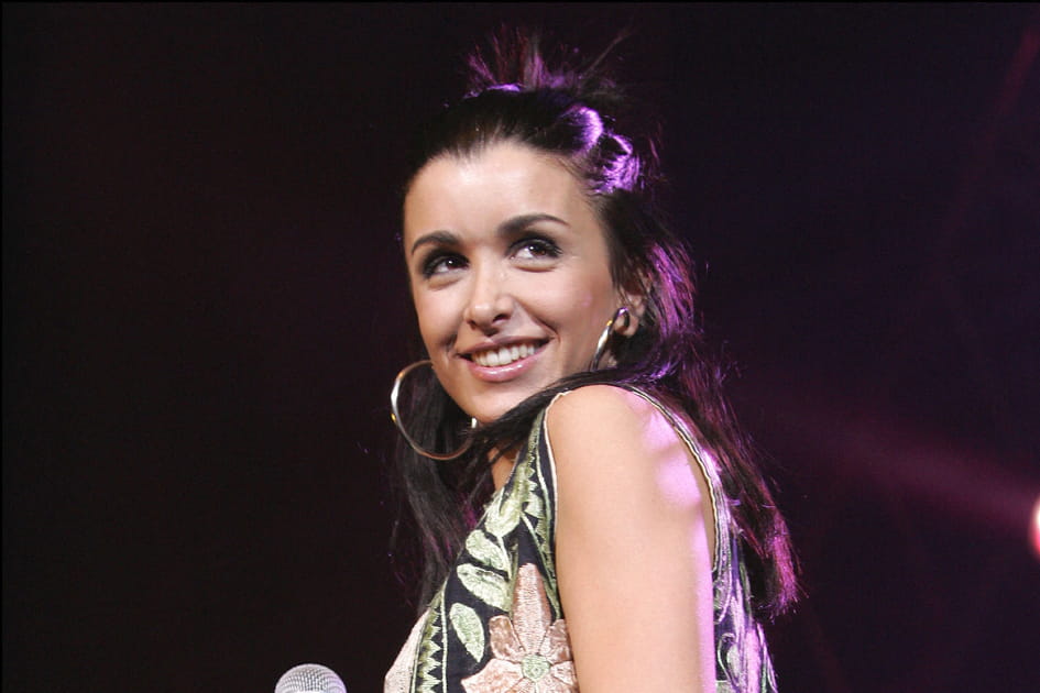 Les cheveux relev&eacute;s sur le devant de Jenifer