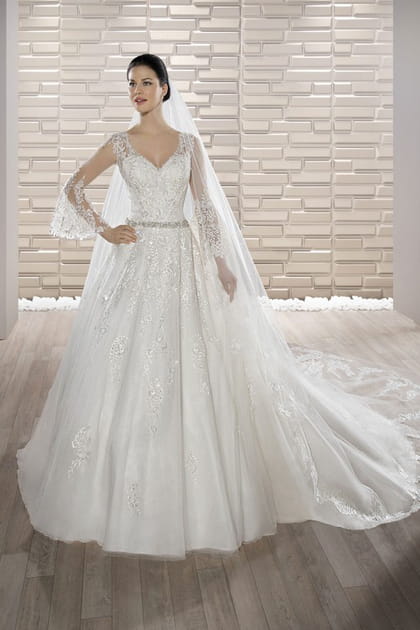 Une robe volumineuse, Demetrios