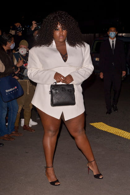 Yseult en robe chemise blanche Balmain