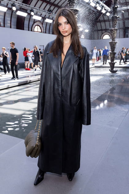 Emily Ratajkowski en trench en cuir et sac à main matelassé
