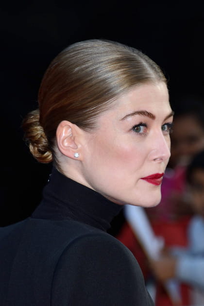 Le chignon bas de Rosamund Pike