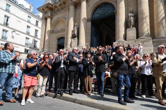 Funérailles de Marie-Paule Belle : la foule applaudit face au cercueil de la chanteuse